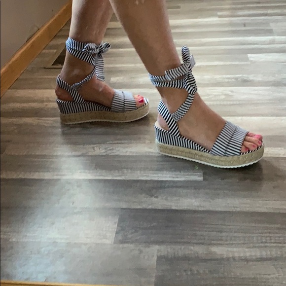 Black and white striped espadrille wedges - Picture 2 of 6
